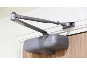 Зачем нужен доводчик для дверей?